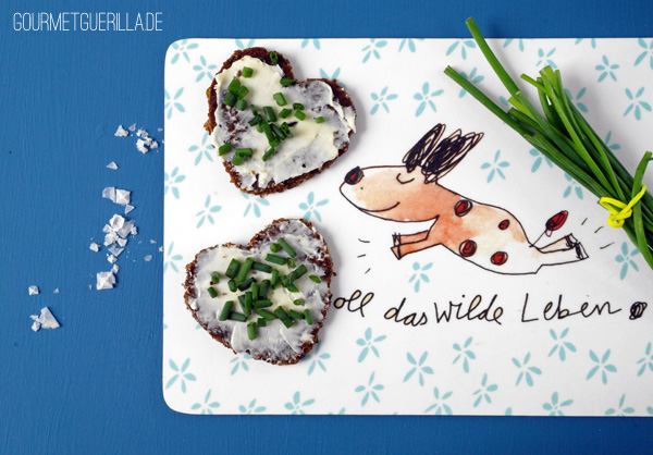  Pumpernickel hearts with chives on small boards 